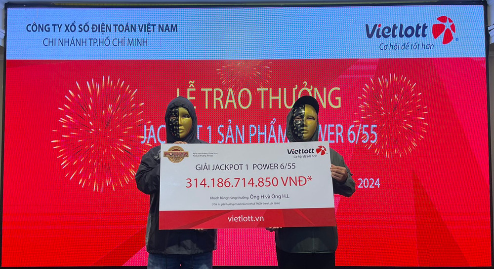 Vietlott trao giải Jackpot 314 tỷ dồng cho 2 khách hàng may mắn