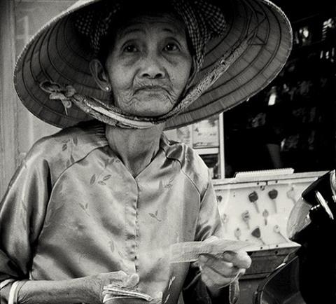 Nguoi dan ba ban vs so yeu nghe hinh anh