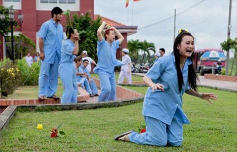 Ham lo de, hot girl phai vao vien  tam than hinh anh