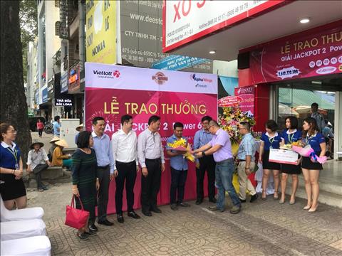 Ong Nguyen Thanh Vu nhan thuong tu Vietlott