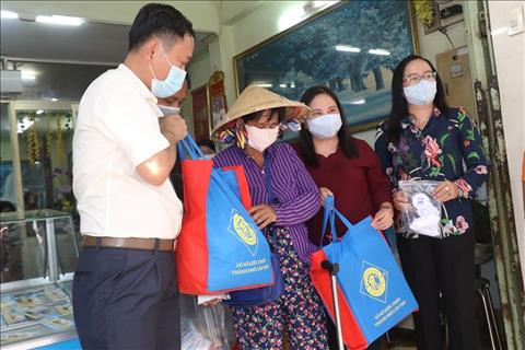 Nguoi ban ve so dao duoc nhieu Cong ty XSKT cam ket ho tro hinh anh 2