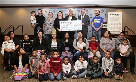 Mot nguoi trung so, ca ho duoc nho hinh anh