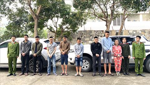 Bat nhom doi tuong soi cau lo de tren YouTube, chiem doat tien cua hang ngan nguoi