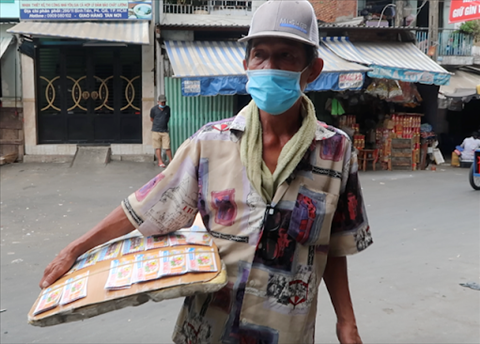 nguoi-ban-ve-so-dao-tphcm-1