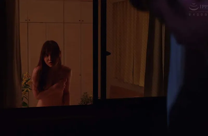 Cô nàng nhà bên ông xã ông xã nhà bên thường xuyên thay đồ ở ngay cửa sổ